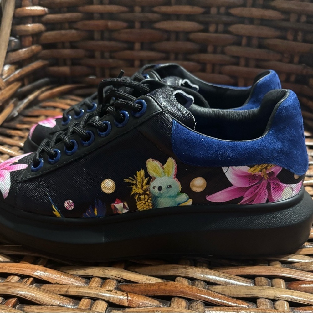 Hollie Watman Babes in Toyland Fashion
Sneakers. Size 6.5 Never worn ! - Picture 5 of 11
